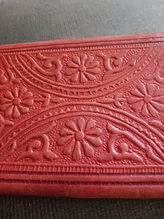 Portafogli marrone da donna con design floreale