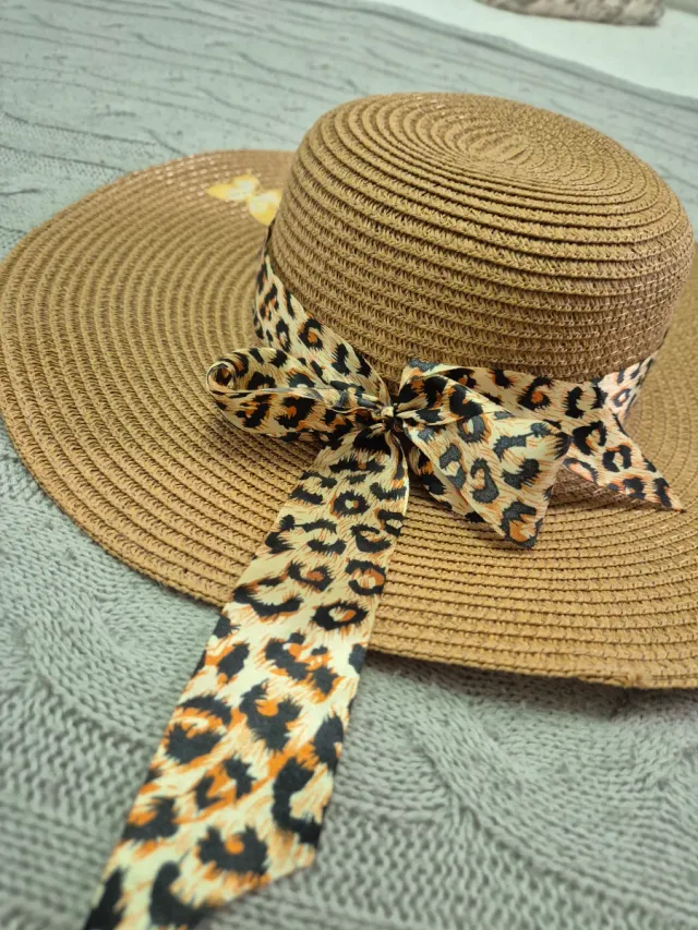 Sombrero de playa con estampado de leopardo