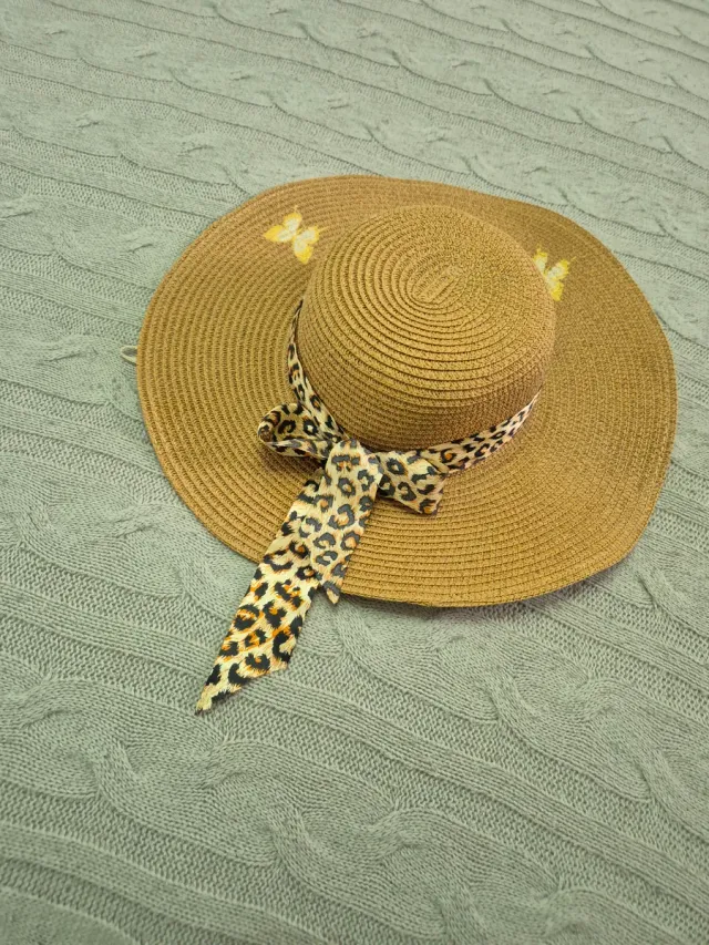 Sombrero de playa con estampado de leopardo