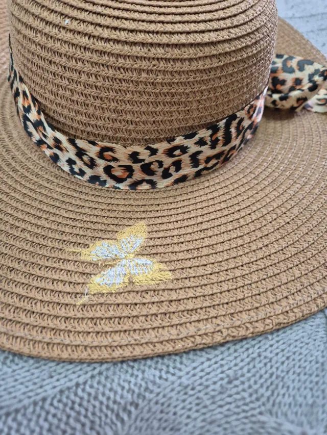 Sombrero de playa con estampado de leopardo