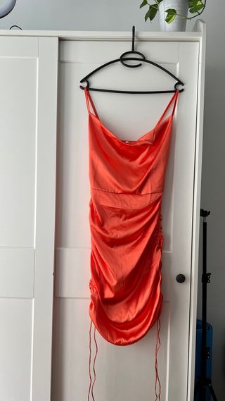 Vestido satén naranja rojizo