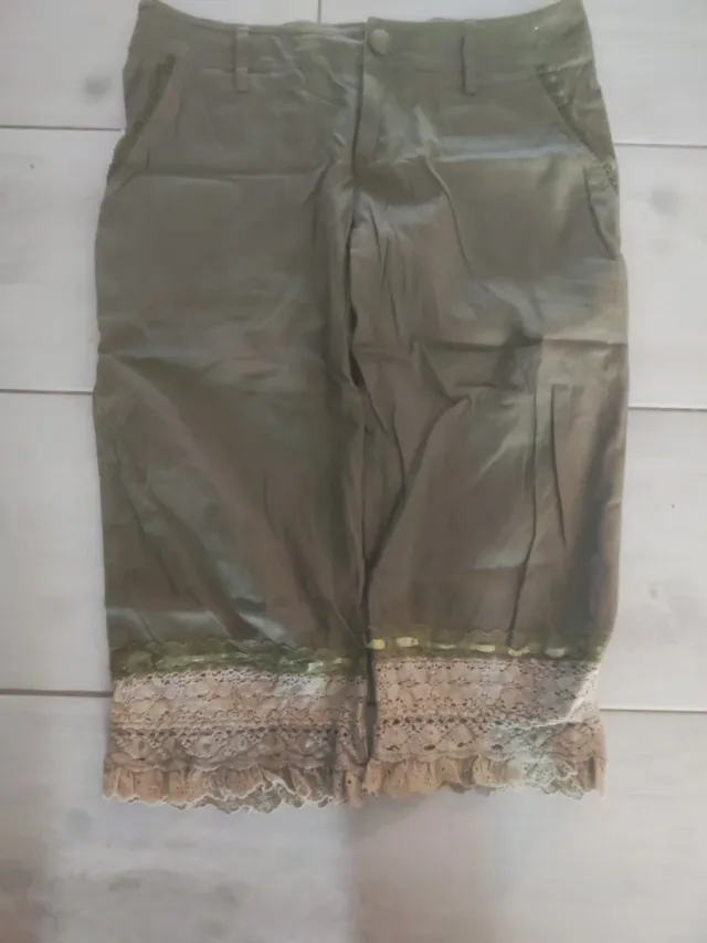 Pantalón pirata beige y verde