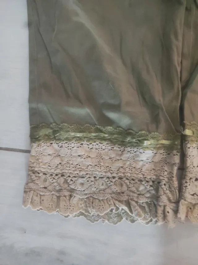 Pantalón pirata beige y verde