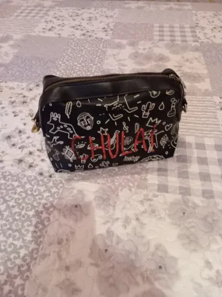 Bolso Desigual Negro con Dibujos y Letras Rojas