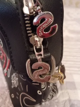 Bolso Desigual Negro con Dibujos y Letras Rojas