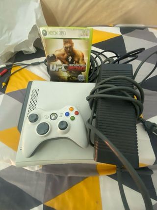 Xbox 360 Bianca + Controller + UFC 2010