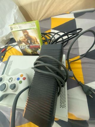 Xbox 360 Bianca + Controller + UFC 2010