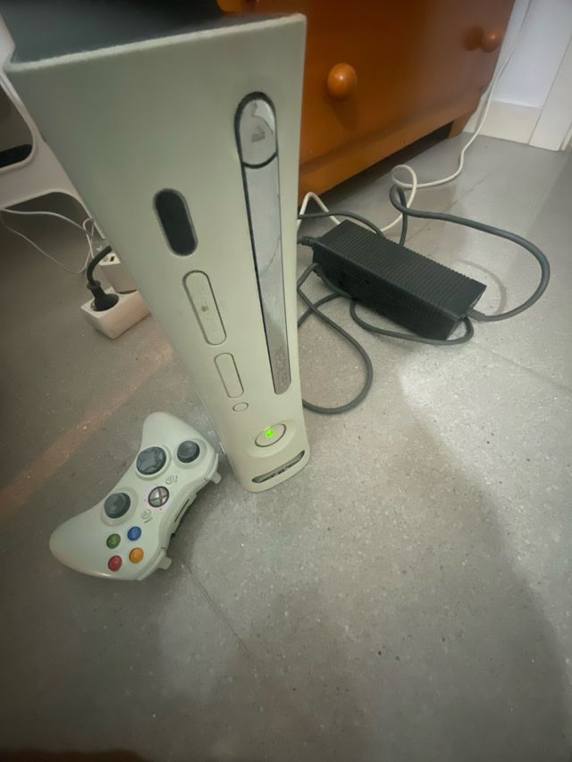 Xbox 360 Blanca + Mando + UFC 2010