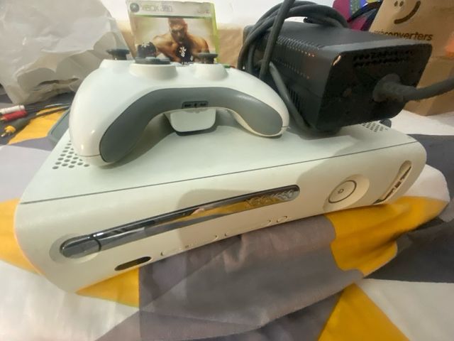 Xbox 360 Blanca + Mando + UFC 2010