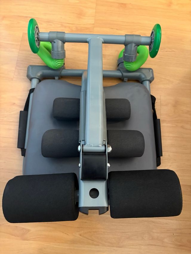 Banco de abdominales con ruedas