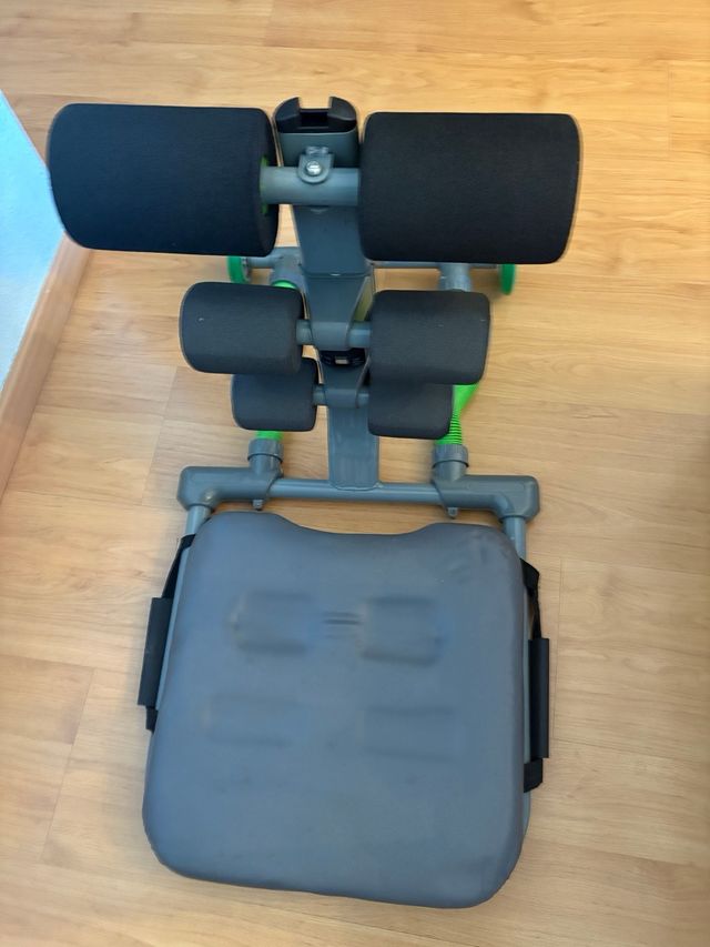 Banco de abdominales con ruedas