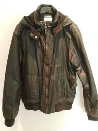 Cazadora negra con capucha