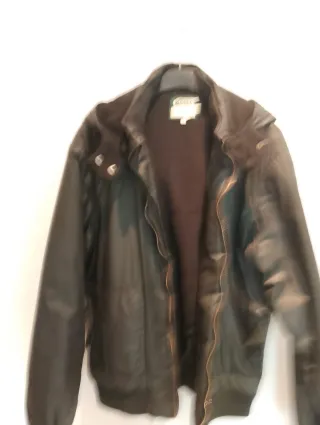 Cazadora negra con capucha