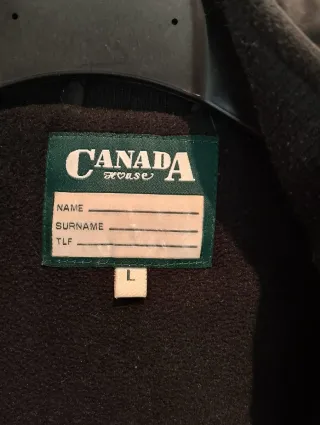 Cazadora negra con capucha