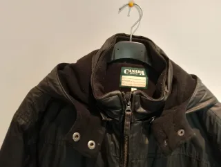 Cazadora negra con capucha