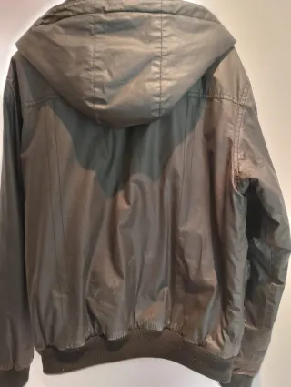 Cazadora negra con capucha