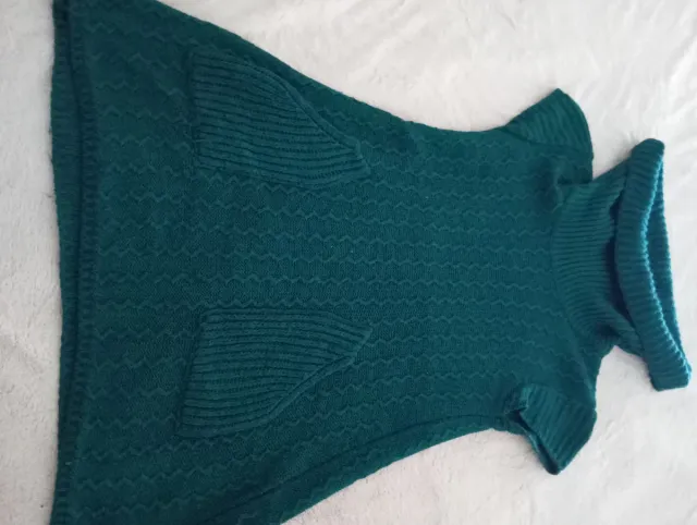 Vestido lana verde cuello alto bolsillos