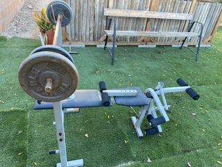 Banco de pesas con barra y discos