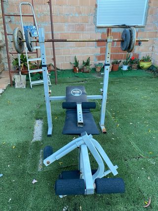 Banco de pesas con barra y discos