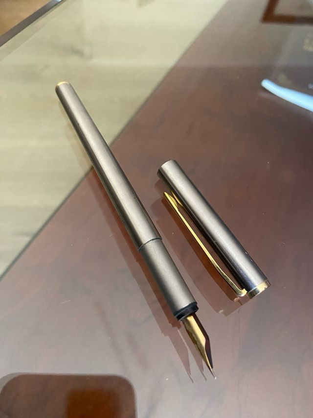 Pluma Montblanc Acero y Oro.