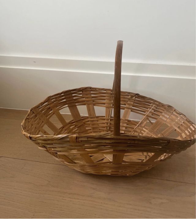 Cesta de mimbre con asa