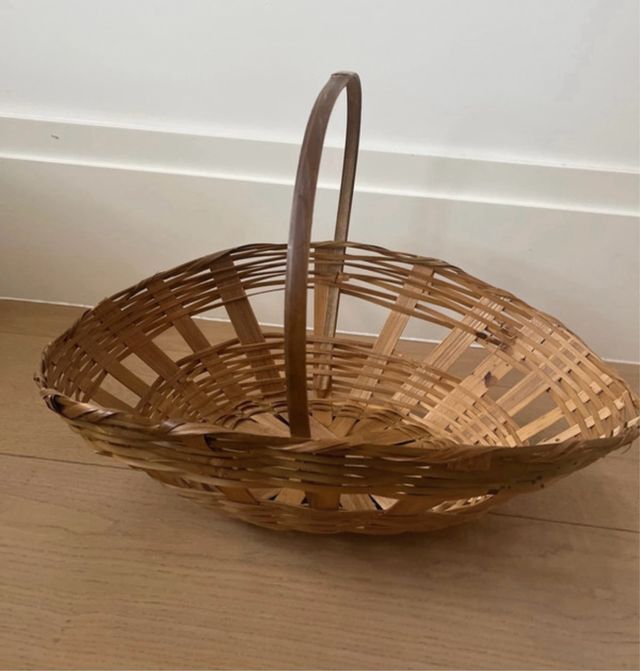 Cesta de mimbre con asa