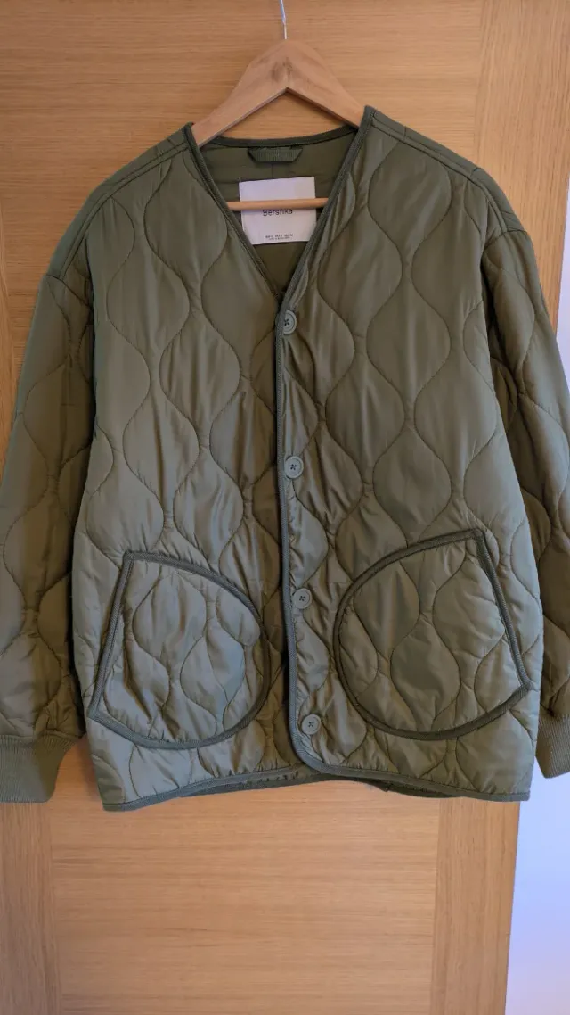 Chaqueta acolchada verde Bershka