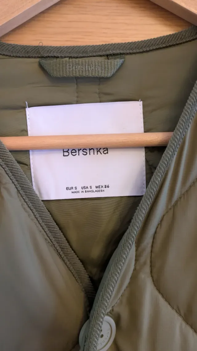 Chaqueta acolchada verde Bershka