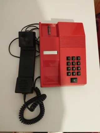 Teléfono antiguo rojo