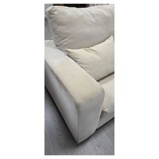 Sofá de tela beige