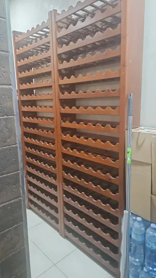 Scaffale in legno per vino