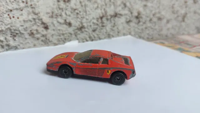 Ferrari Testarossa rossa giocattolo