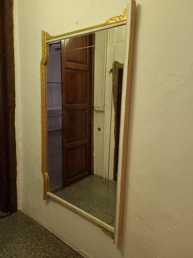 Espejo grande restaurado.