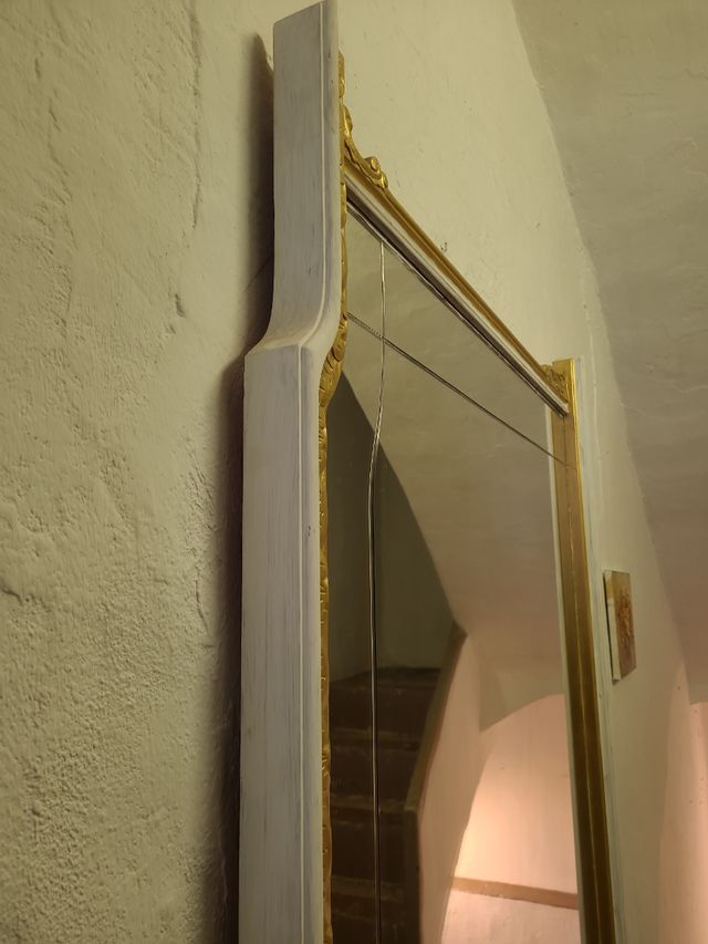 Espejo grande restaurado.