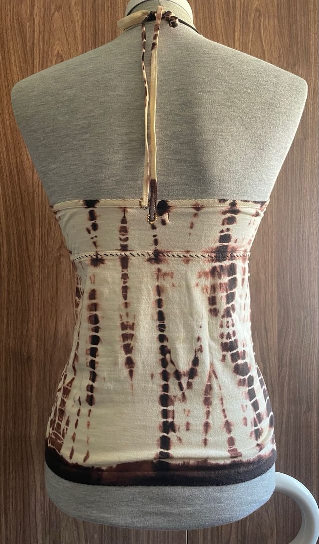 Top estampado con abalorios