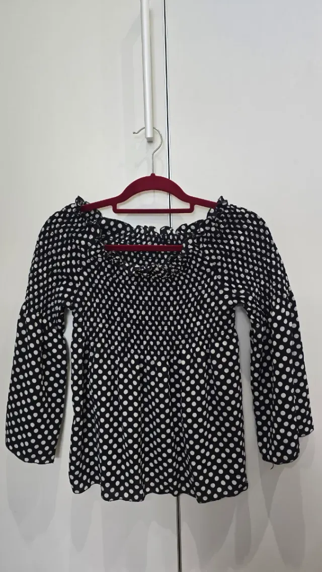 Blusa de lunares cuello barco