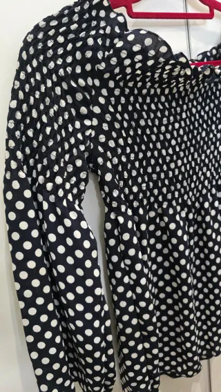 Blusa de lunares cuello barco