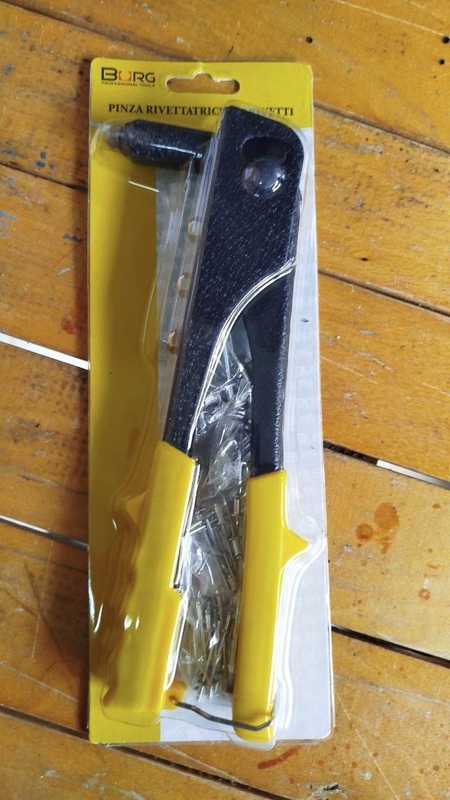 Rivettatrice manuale Burg con rivetti