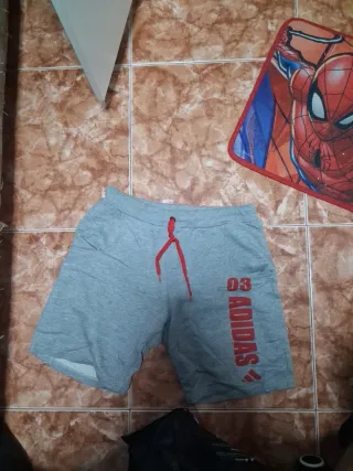 Pantalón corto Adidas gris