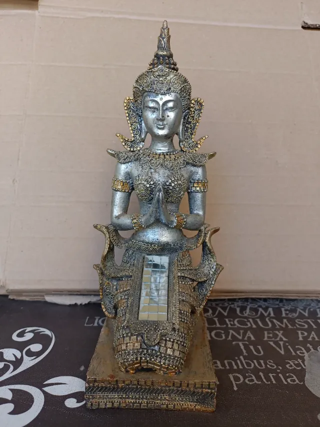Statuina di Buddha tailandese/birmano in resina 29 cm