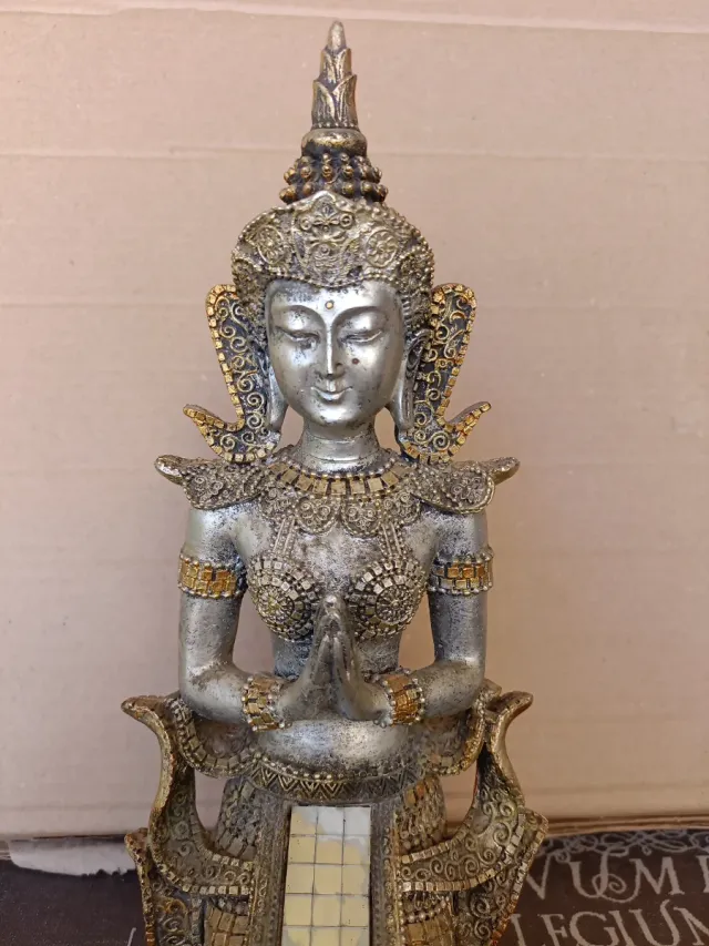 Statuina di Buddha tailandese/birmano in resina 29 cm