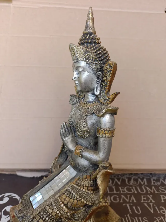Statuina di Buddha tailandese/birmano in resina 29 cm