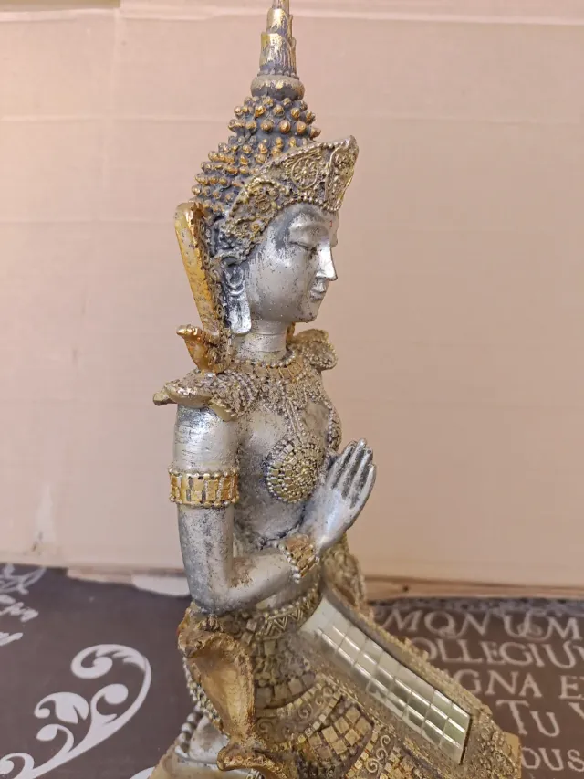 Statuina di Buddha tailandese/birmano in resina 29 cm