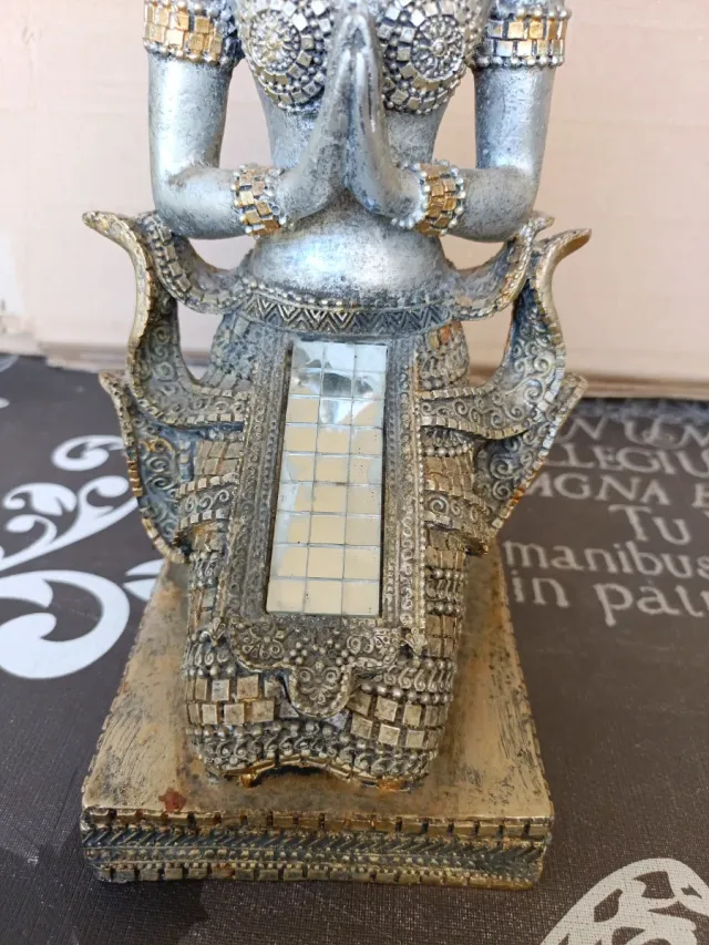 Statuina di Buddha tailandese/birmano in resina 29 cm