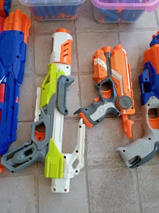 Pistolas Nerf y dardos