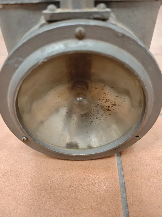 Lámpara de ferrocarril antigua