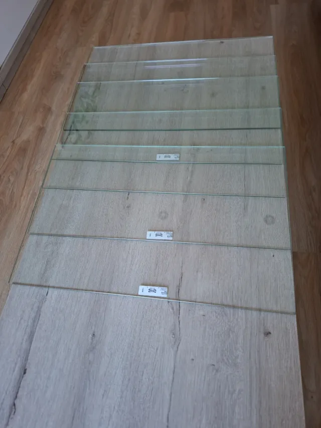 Cinque mensole in vetro Ikea