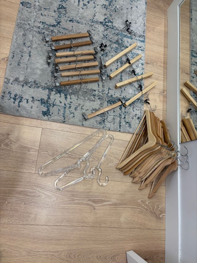 Lote de perchas de madera y metal