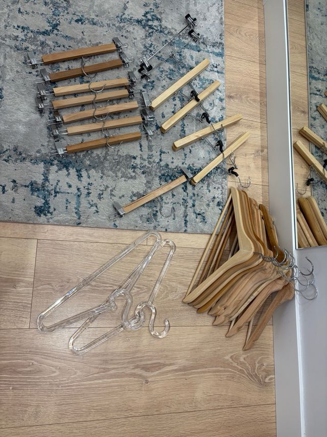 Lote de perchas de madera y metal