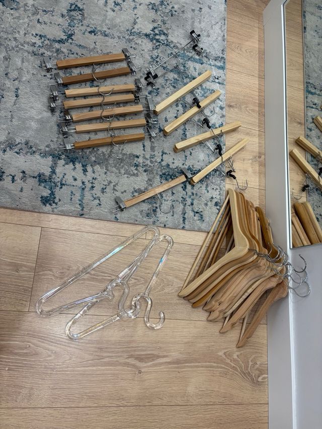 Lote de perchas de madera y metal